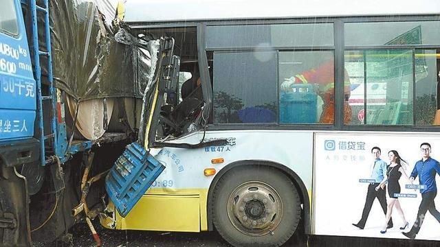公交司机撞上出租车乘客（公交车司机撞了车公司要司机赔钱?）